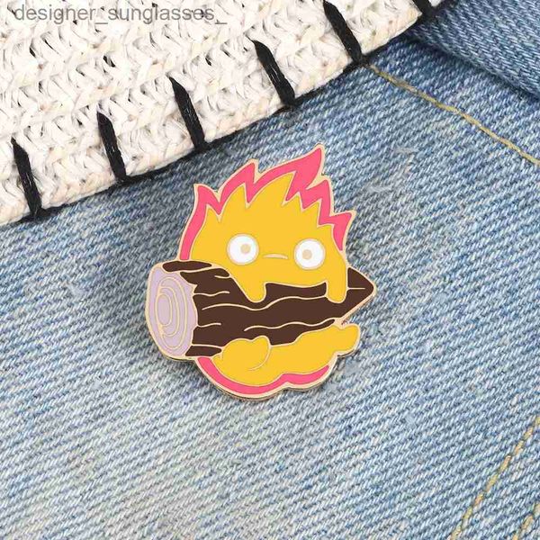 Perni Spille Demone del fuoco Calcifer Perni smaltati Carino Magia Elfo del fuoco Legna da ardere Anime Spille Distintivi Camicia Lel Pin Gioielli Regalo per gli amici BambiniL231117