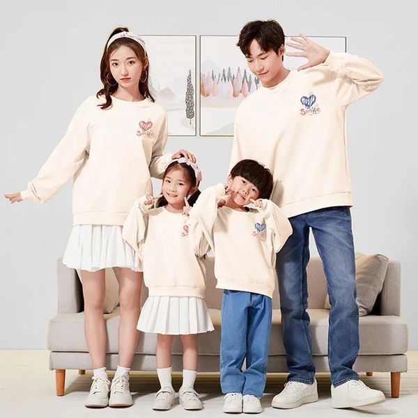 Roupas combinando para a família Natal Coreano Inverno Combinando Roupas para a família Camisas com estampa de coração Mãe Filha Tops Mãe Pai Filho Moletons Casal Pulôveres 231117