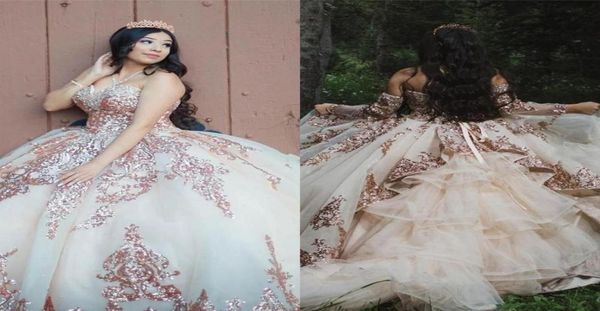 2021 Сексуальное розовое золото с блестками Кружевные платья Quinceanera Бальное платье Хрустальные бусины с блестками Милая с рукавами Шампанское с оборками Pa8450280