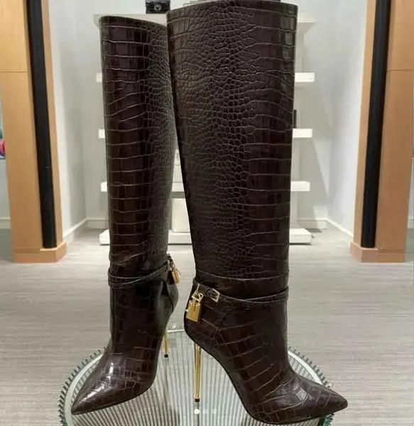 23s designer de luxo mulher bota longa botas de joelho camurça senhora espólio cadeado saltos de ouro dedo do pé pontiagudo vestido de festa de casamento bombas 35-42