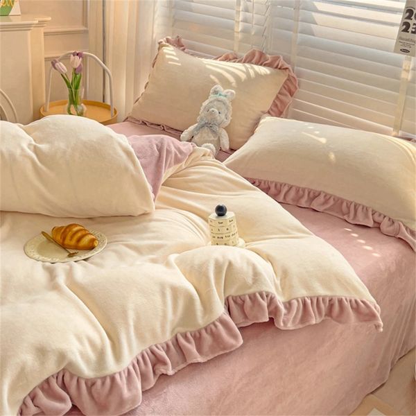 Conjuntos de cama Cor Sólida Leite Veludo Conjuntos Ruffle Roupa de Cama Espessada Quatro Peças Set Quilt Cover Folha Fronha King Bedroom Decor 231116