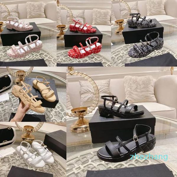 2023 Designer Luxo Classic Roman Buckle Straps Sandálias Mulheres Couro genuíno/cinto de tecido personalizado Flipers embelezados Lady Lady Outdoor Casual Wedge Helved Shoes