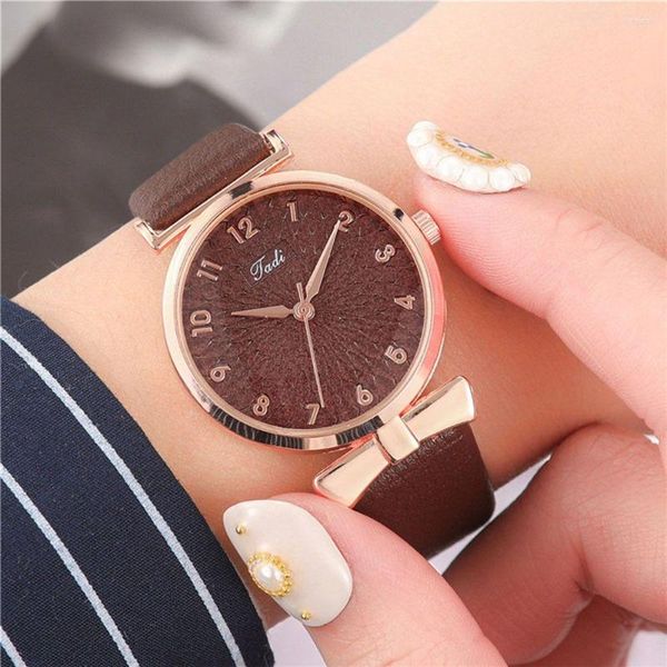 Relógios de pulso Lúdios Ladies Quartz Assista Women Petal Patternwatchwatch Leather Straplelet pulseira Moda de moda Relógio feminino Relógio