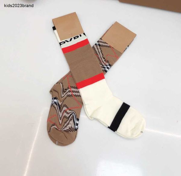 Yeni Bebek Çorapları Çok Renkli Dikiş Tasarım Toddler Socks Çocuk Tasarımcı Giysileri Erkek Kız Hortum Rahat Çocuk Külotlu çorap