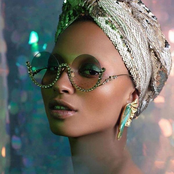 Óculos de sol 2023 Moda Round Frame Gorgeous Diamond Starded Design Ladies Gladient Glasses Women UV400