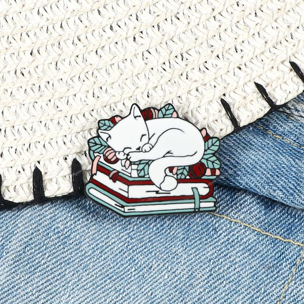 Gatto che legge libro Spilla smaltata Cartone animato gattino addormentato Spille Amante dei libri carino Animali Borsa porta badge Abbigliamento Spille Gioielli Regali Gioielli di moda Spille smalto