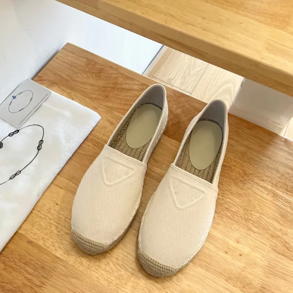 Weiße geprägte Dreiecks-Baumwollbohrer-Espadrilles-Schuhe zum Hineinschlüpfen in luxuriöse Müßiggänger mit JUTE-Sohlen, Federwohnungen, handgefertigte Luxus-Designer-Freizeitschuhe, Damen-Fabrikschuhe