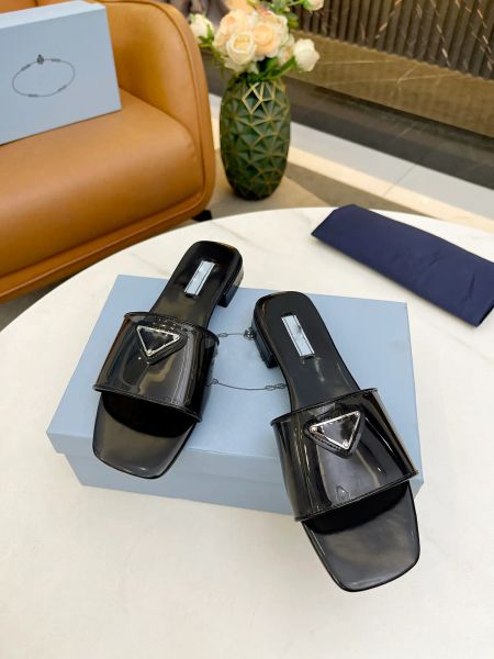 Pantofole in pelle trasparente da donna di design di lusso popolare di qualità senior, sandali alla moda per la casa e altre scarpe di fabbrica per occasioni