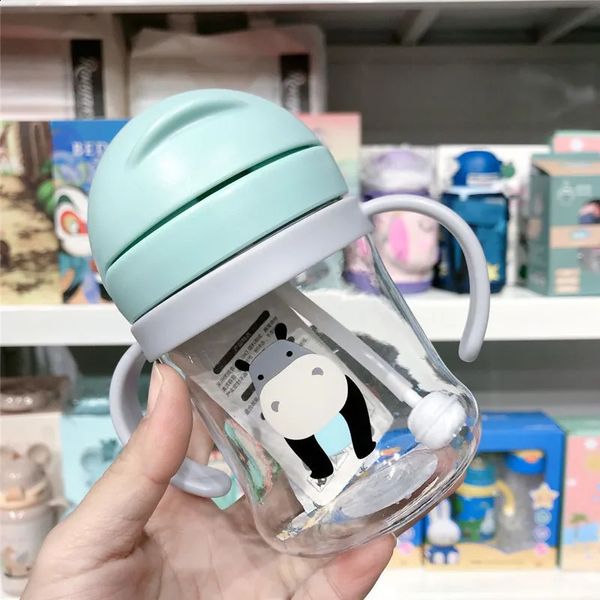 Babyflaschen# Auslaufsicherer 250-ml-Baby-Futterbecher mit Strohhalm, lebensmittelechtes Kunststoffdesign für Kleinkindtraining, Cartoon-Lerntrinkflasche 231116