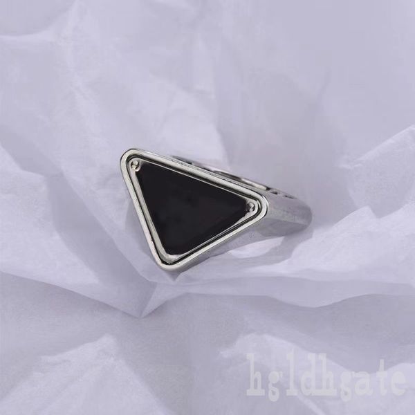 Shape Triangles Triângulos Anel de engajamento esmaltes designer anel de designer cor grossa cor prateada geometria lúdica letras de judeu de judeu anel de luxo para mulheres legais zb040 f23