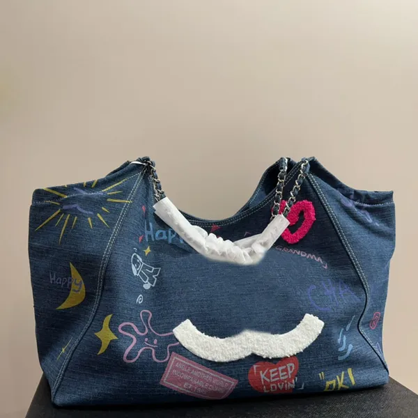 Borsa tote in denim colorato doodle da donna di design con portamonete Borsa a tracolla con catena matelasse argento Tendenze di strada 45x34 cm Borse da viaggio di grande capacità