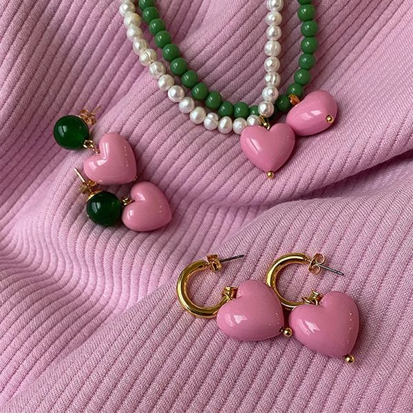 Orecchini a bottone vintage con pendente a cuore rosa dolce Orecchini a contrasto con perle d'acqua dolce Design coreano Collana di perline color caramello 231117