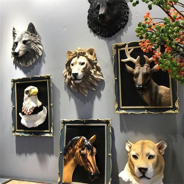 Objetos decorativos Figuras Simulação de resina Parede da cabeça do animal Holding Wolf Status Lion Figura BAR MURAL Esculturas Ornamentos Acessórios para decoração de casa 230418