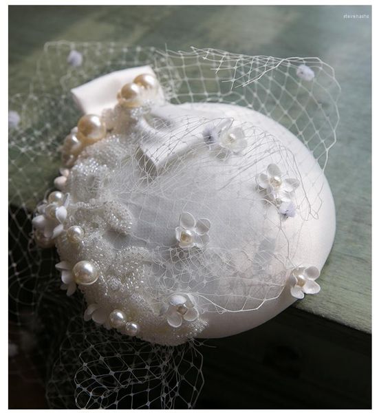 Направления 2023 прибытие французская сеть шляпа из слоновой кости атласные материал с клип -хрустальными бусинами ручной цветочной свадьбы
