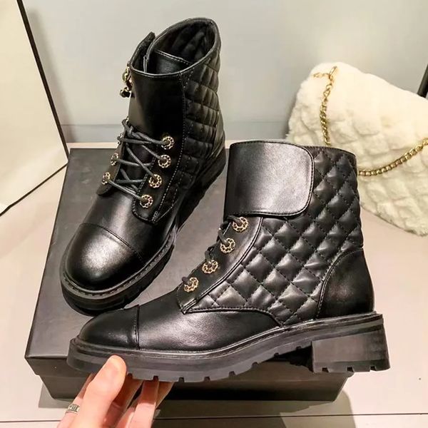 Stivali Martin da donna firmati Moda Caviglia nera Stivali da motociclista Stivali stringati piatti Logo catena in pelle Fibbia Scarpe firmate di lusso da donna Alta qualità