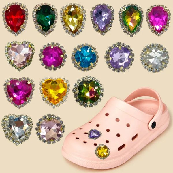 1 pz Gioiello a Forma di Cuore Pendenti e Ciondoli per scarpe Bling Gemma di Lusso Smeraldo Croce Fascino Decorazione di Scarpe in Metallo per Clog Donne Sandalo Ornamenti