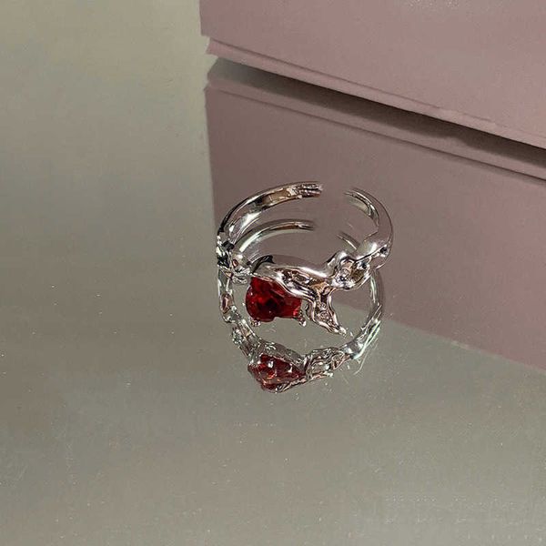 Bant halkaları düzensiz estetik kırmızı kristal zirkon taş içi boş metal açık halkalar kadınlar için eGirl serin y2k grunge vintage mücevher aksesuarları AA230417