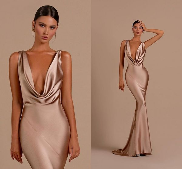 Elegante semplice champagne Plus Size Sirena Abiti da damigella d'onore Scollo a V profondo Pieghe Abiti formali drappeggiati Abiti da cerimonia per ospiti di nozze Abiti da damigella d'onore Realizzati su misura