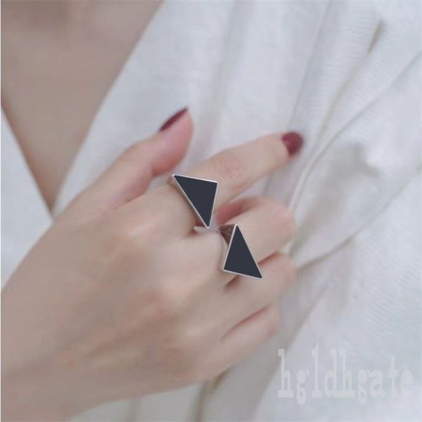 HipHop Designer Ringe Dreieck Formen Liebesring für Frauen modische Emaille einzigartig modern haben glänzende polierte Silberringzubehör hübsch ZB040 F23