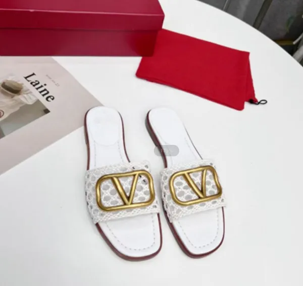 Großhandel Designer Mode neue Damen Sandalen Unterschrift Korn Leder dekoratives Element Hausschuhe