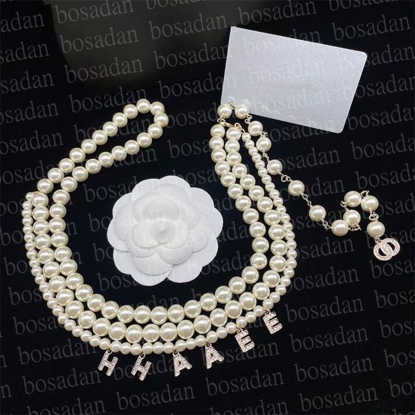 Catena da donna premium con perle in vita, con lettera di marca, pendente con strass, temperamento, designer di lusso, con accessori a catena per cintura