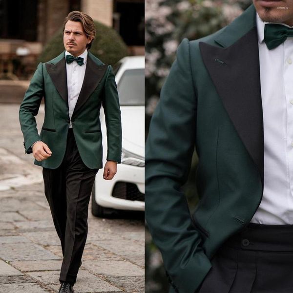 Abiti da uomo Abito da uomo moderno 2 pezzi Blazer verde Pantaloni neri Un bottone Risvolto con visiera Affari Matrimonio Sposo Costume su misura Homme