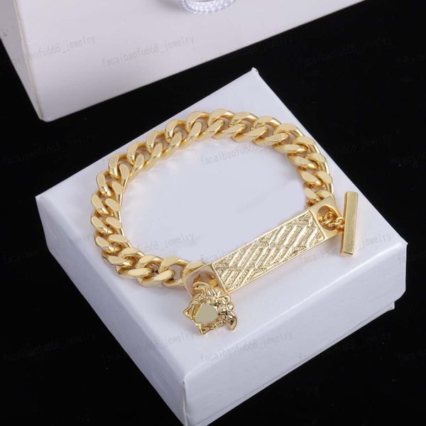 Pulseira de designer personalizada, versão mais recente em ouro 18K, material de latão galvanizado superior, pulseira de retrato gravado clássico, corrente grossa de tendência da moda, presente