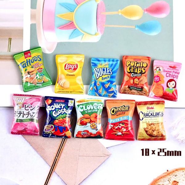 Kitchens Play Food 10pcs lot 1 12 1 6 Dollhouse Miniature ResinPotato Chips Candy Snacks Pretend for Doll House Kitchen Accessories 230417