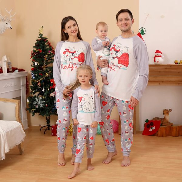 Abiti coordinati per la famiglia Abiti per l'anno Cartoon Bear Stampa Sleepwear Pigiama natalizio Set Genitore bambino Pagliaccetto per bambino Look natalizio 231118