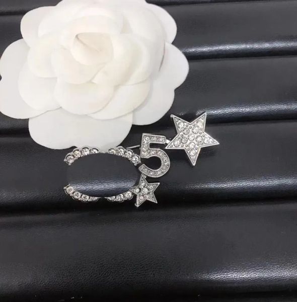 accessori di gioielli moda europea e americana con diamanti lettera spilla temperamento tendenza cappotto accessori del vestito femminile di alta qualità BJ