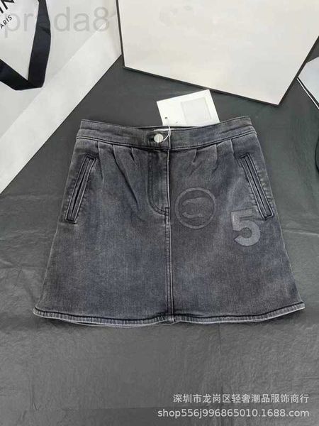 Designer de jeans feminino Shenzhen Back Sticker Borderyer Letter Split plissado A-line Half Skirt TRCG