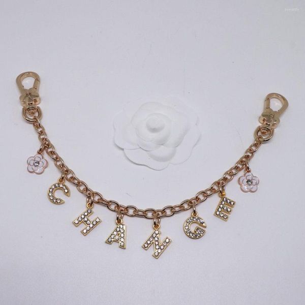 Anahtarlıklar Shinny Mektup Çanta Charm Kolye Dekorasyonu Kadınlar için Keychain Çiçek Desteği Özelleştirilmiş Camellia
