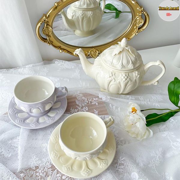 Tassen Untertassen Realme Nordic geschnitzte weiße Keramiktasse Vintage Frühstück Trinkgeschirr wiederverwendbar Kaffeeset Hochzeit dekorativer Griff Tee