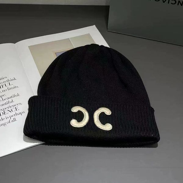 Cappello per capelli di coniglio alla moda da donna di design Alto valore di bellezza Ampliamento del viso in stile francese Spettacolo di capelli piccoli Cappello di lana di grande marca Commercio all'ingrosso di moda