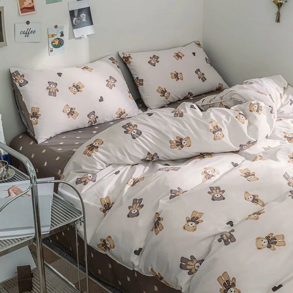 Conjuntos de cama Estilo Coreano Simples Beleza Princesa Little Bear Quilt Cover Quatro Peças Set Twin Queen Size Meninas Cama Plana Folha 231118