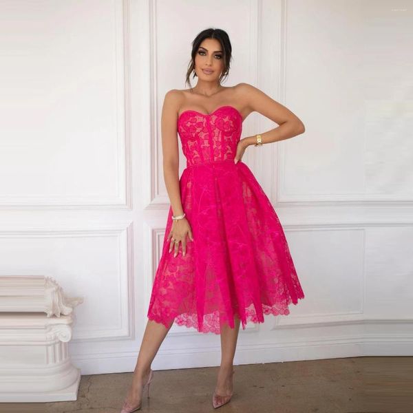 Abiti da festa eleganti corti in pizzo rosa da ballo con scollo a cuore senza spalline al ginocchio, abito da ballo da donna, abito da cocktail sul retro