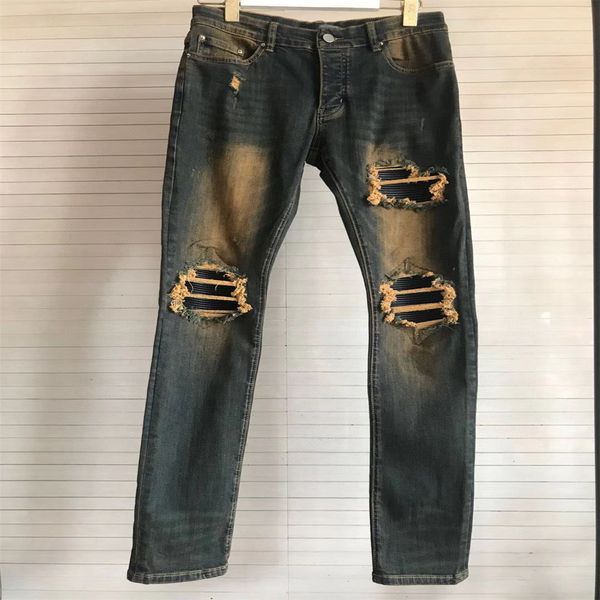 2023 Мужские джинсы брюки для мытья разорванная мода на высокой улице Деталь моды коленная черная вышивка Алфавитмен