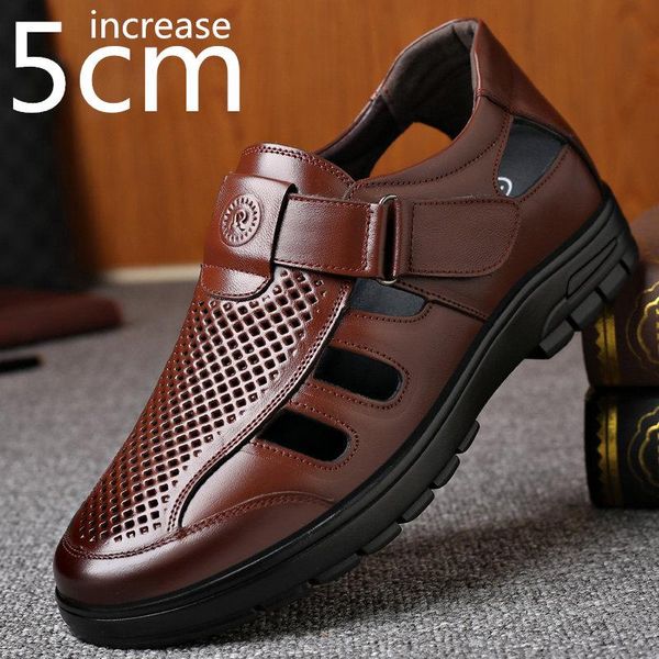 Sandálias Altura do verão Men crescendo homens invisíveis interior aprimorando 7 cm de chão de gado de gado de caules respirável hole hole masculino masculino masculino