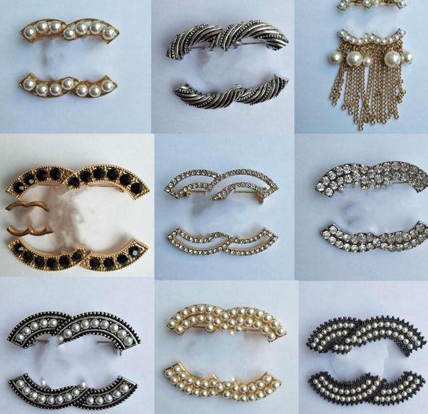 23ss 20style 18 Karat vergoldetes Kupfer Buchstaben Broschen Hohl Quaste Frauen Luxusmarke Designer Dame Crystal Pearl Messing Brosche Pins Metallschmuck Zubehör