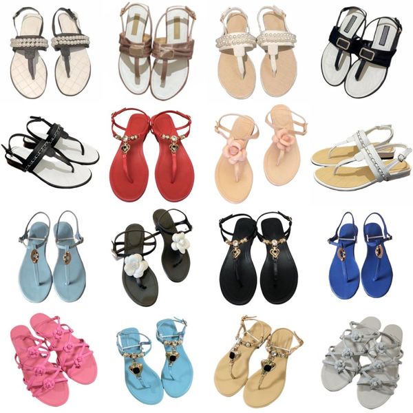 Mulheres sandálias de luxo carta designer sapatos verão ao ar livre flip flops pérola slides corrente de metal chinelos em forma de coração sapatos de praia tiras traseiras fivela flor de salto plano