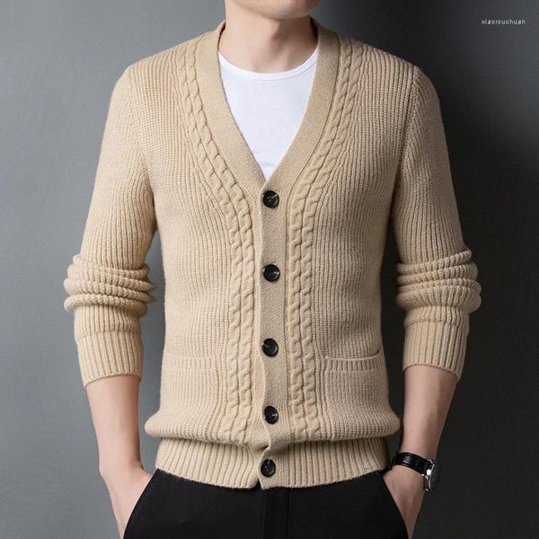 Maglioni da uomo Cardigan lavorato a maglia in lana di qualità di lusso Cappotto invernale con scollo a V e tasche solide Cappotto da uomo classico di moda britannica da indossare caldo