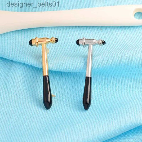 Pinos Broches Reflex Hammer Broches Esmalte Lel Pin Medical Diagnostic Hammer Ferramenta de Massagem Cuidados de Saúde Joias Presente para Médico Enfermeira StudentL231120