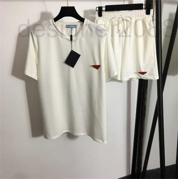 Zweiteilige Damenhose Designerkleidung Umgekehrtes Dreieck Abzeichen Weißes kurzes T-Shirt mit kontrastierenden Farben Nylon Shorts Set Trainingsanzug für den Sommer 5WZD