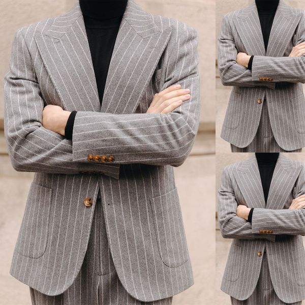 Hellgrauer Herren-Smoking, 2-teilig, gestreifte Jacke, Hose, Hochzeit, Bräutigam, spitzes Revers, Business-Blazer-Outfits