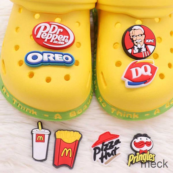 Venda única 1pcs pizza lascas de pizza bebe biscoitos shoe encantos de acessórios decorações pvc croc jibz fivela para crianças presentes de natal