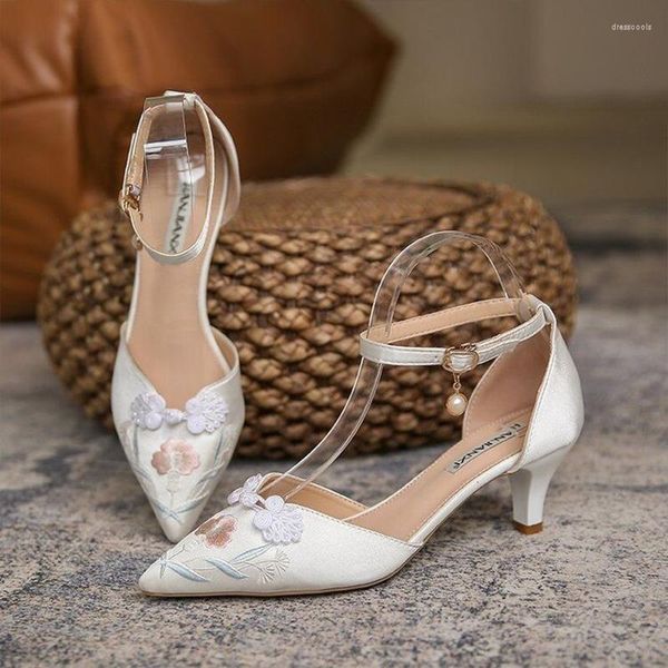 Sandálias retro fivela flor mulher verão 2023 saltos finos altos sapatos rasos de designer de designer bombas de moda