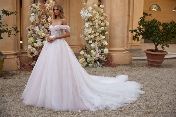 Roamntic Pizzo A Line Abiti da sposa Taglie forti per le donne Spalle scoperte Fiori 3D Corte dei treni Abiti da sposa Abito da secondo ricevimento per la festa nuziale Custom Made MN017