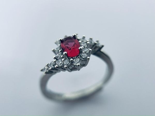 Cluster Ringe Modische luxuriöse Männer Ehering Schmuck 18 Karat Gold Pigeon Blood Red Natural Ruby