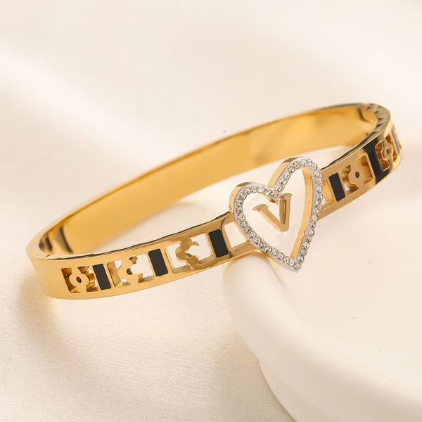 Designer Boutique Bangle Gioielli d'amore di lusso Placcato in oro 18 carati Bracciale con diamanti con ciondolo da donna Stile romantico Nuovo braccialetto regalo con scatola