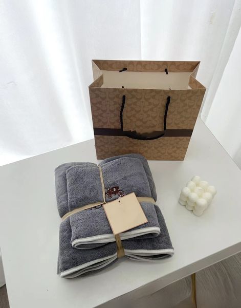 Set asciugamani da bagno di design di lusso con colorato logo minimalista europeo con lettera ricamata, asciugamano assorbente, telo mare ad asciugatura rapida con confezione regalo